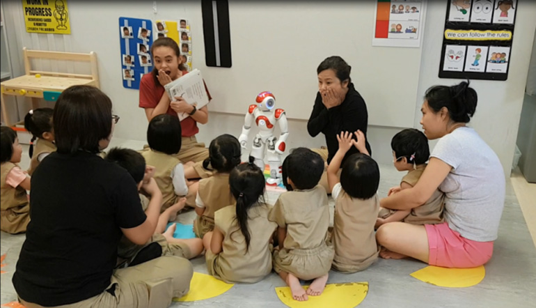 A Kindle Garden class using Nao the robot in a storytelling session